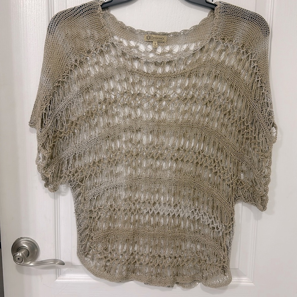 Democracy women’s knit blouse size medium in excellent condition